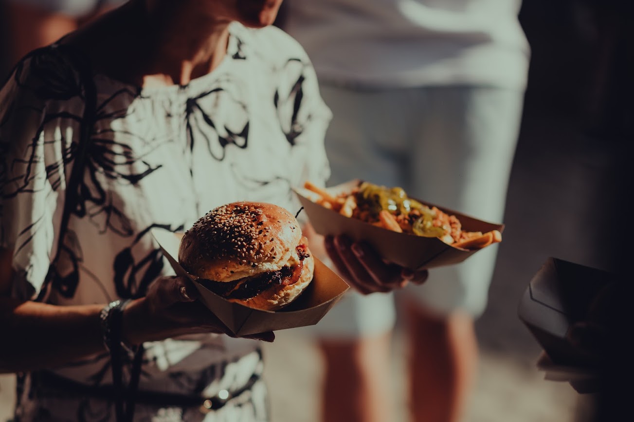 RheinCurry Burger und Loaded Fries