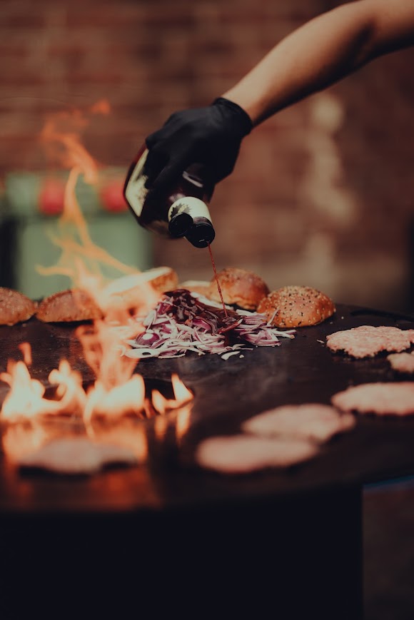 Feuertonne und warme Eventatmosphäre bei RheinCurry